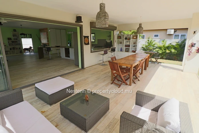 Maison moderne de 3 chambres avec une belle pelouse