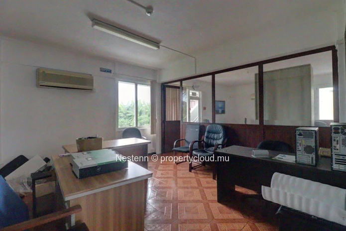 Spacious office on the 1st floor, offering peace and quiet and optimal working conditions.
