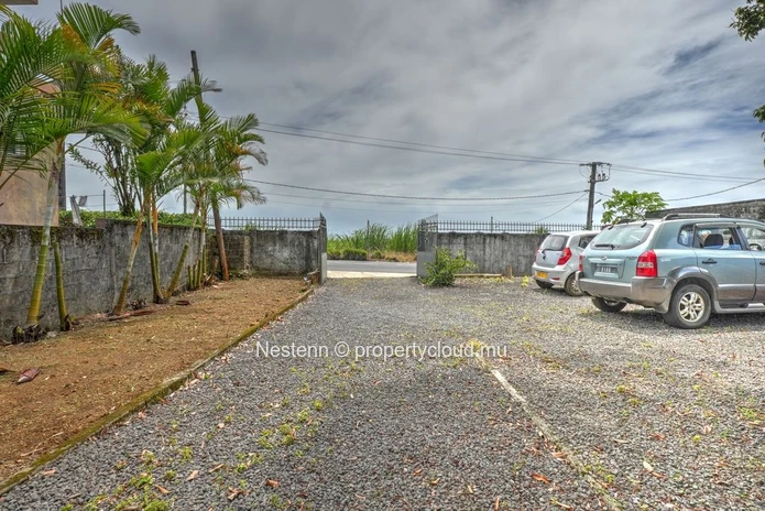  120 m² building on a 527 m² plot of land on the main road 