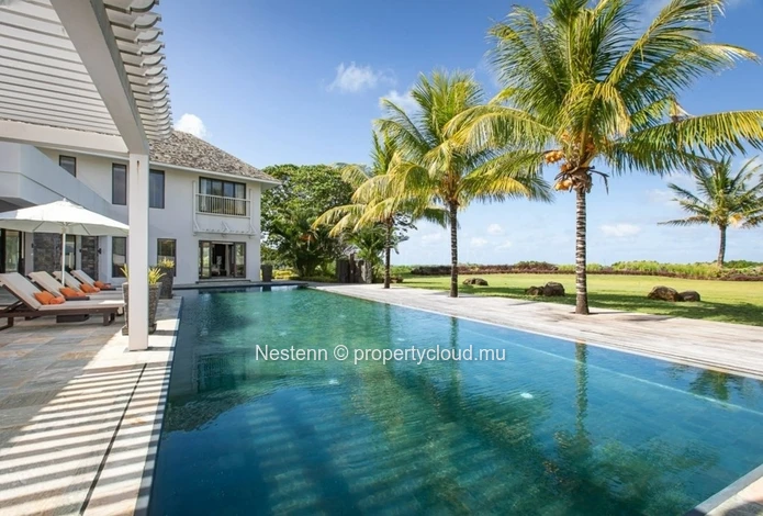 Villa moderne et spacieuse de 5 chambres avec une vue imprenable sur le parcours de golf