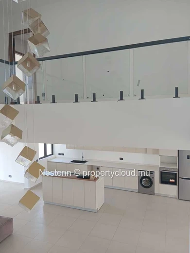 Penthouse moderne avec vue sur la mer.
