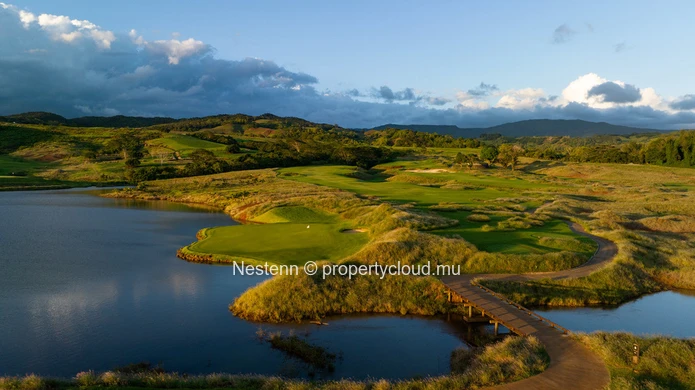 Mountain view land of 1530 m² in an exceptional estate 