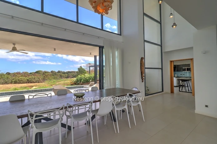 Somptueuse villa de 4 chambres avec vue plongeante sur nature et rivière 