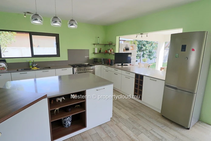Maison moderne de 3 chambres avec une belle pelouse