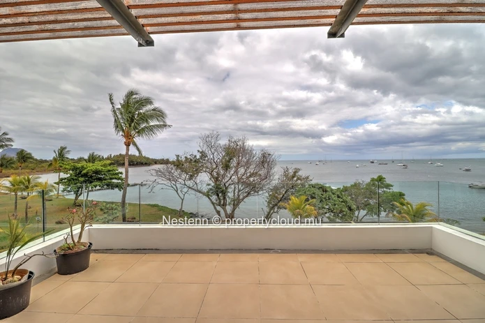Penthouse de 4 chambres pieds dans l'eau  avec vue mer et montagnes. 