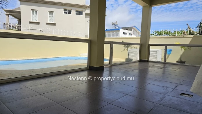 Triplex moderne avec piscine privée et vue mer a quelques pas de marche de la mer