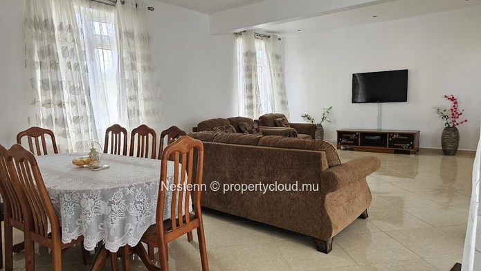 Triplex moderne avec piscine privée et vue mer a quelques pas de marche de la mer