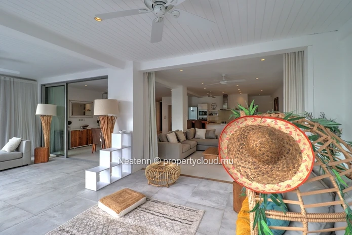 Spacious and bright 300 m2 apartment with swimming pool and garden on the riverside