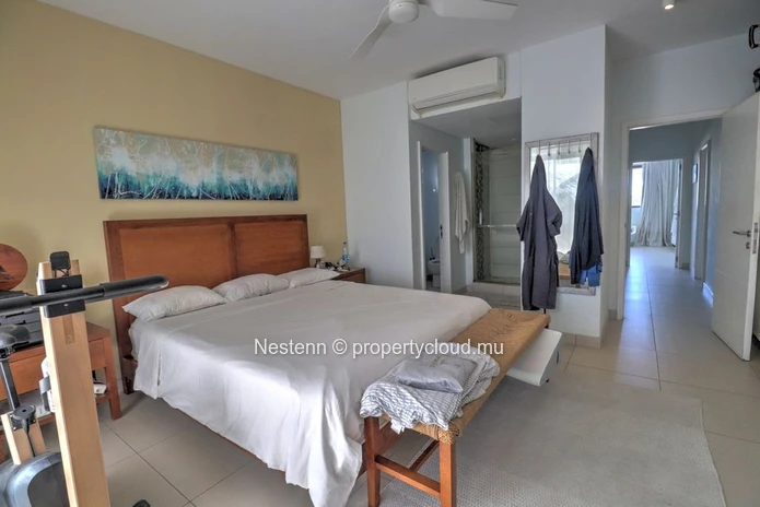 Penthouse moderne et bien agencé de 3 chambres à coucher à quelques minutes à pied de la plage