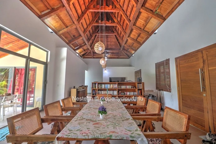 Élégante villa de style balinais sur un terrain de 675 m²