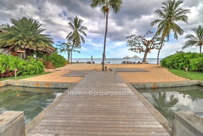 Modern 3 bedroom apartment with private pool and direct beach access