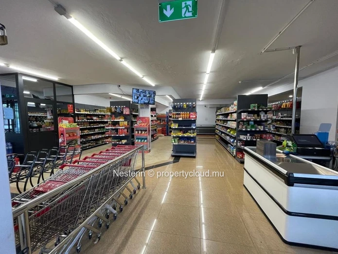 Charme côtier : supermarché de premier ordre en bord de mer avec double accès