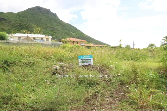 Residential land of 1065 m2 in a popular area of the west.