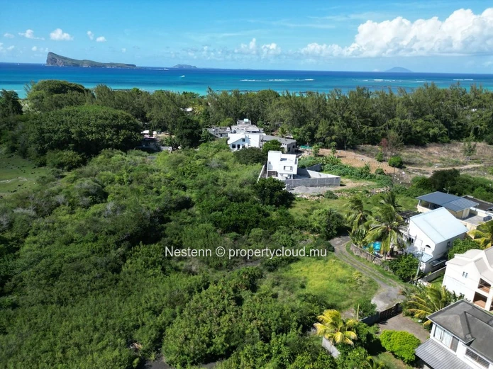 706m² of residential land – 5 Minutes walk to the beach