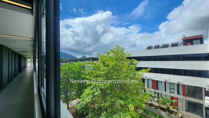 Modern office of 34 m², semi-furnished with one reserved parking