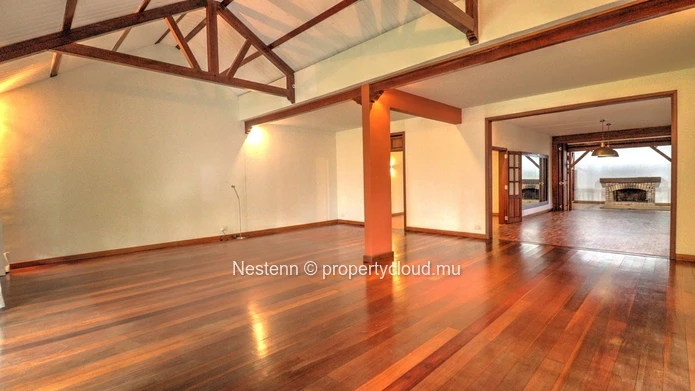 Office of over 500m² 
