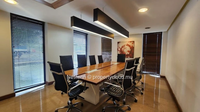 Espace bureau moderne de 30,7 m²
