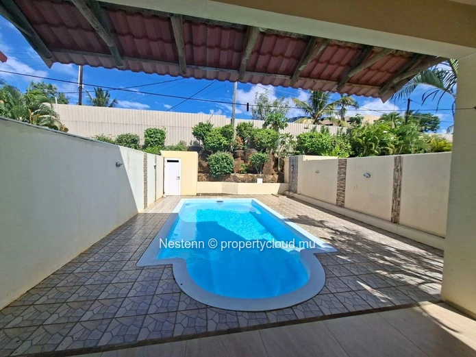 3 bedroom duplex very close to the beach