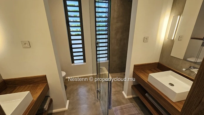 Modern 4-bedroom villa 
