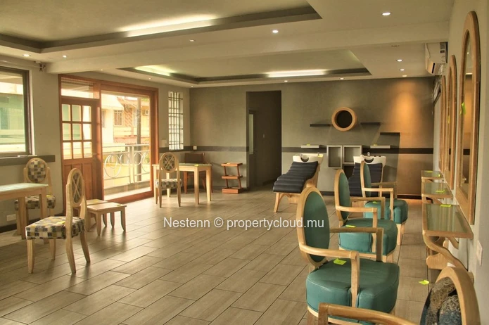 Modern ground floor duplex commercial premises of 180 m² 
