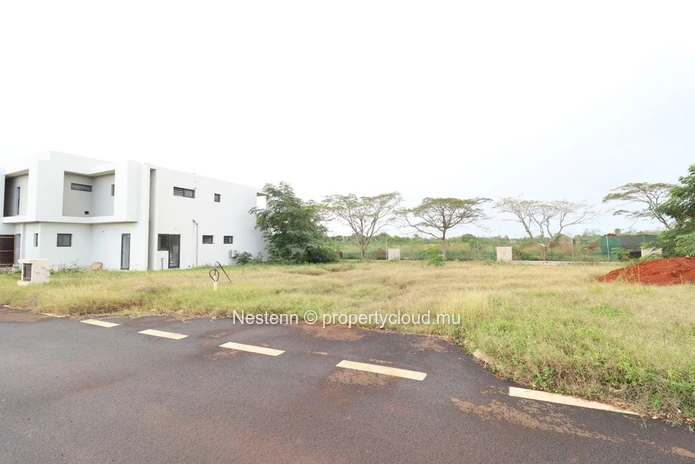 Residential plot of 399.37 m² with park and mountain views 
