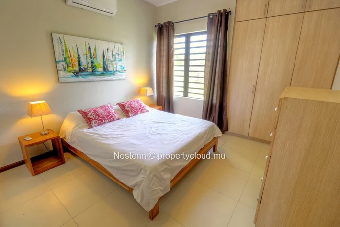 Nice 2-bed apartment in a small residence with swimming pool.