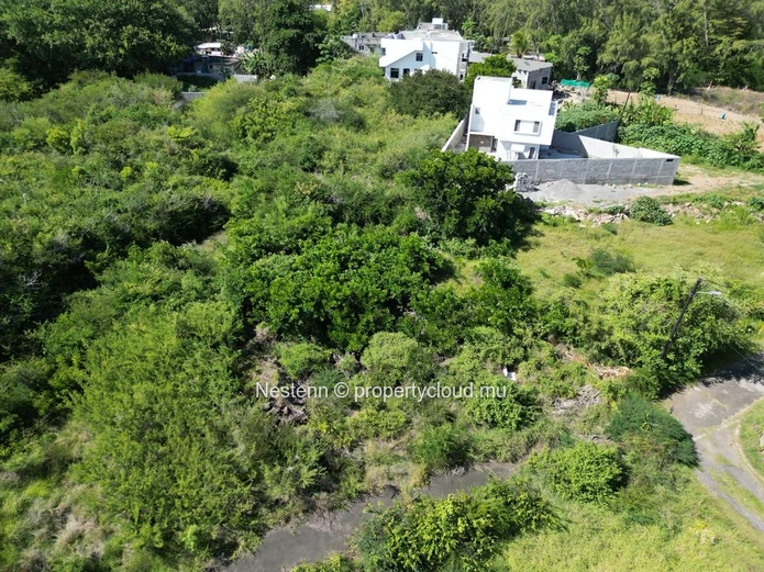 706m² of residential land – 5 Minutes walk to the beach